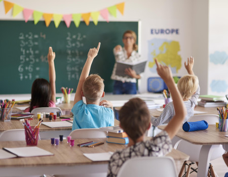 Scholenproject - Met het scholenproject ondersteunt Huis van het Kind kleuter- en lagere scholen in de regio bij het uitbouwen van een inclusieve schoolwerking. We helpen scholen om kinderen met extra ondersteuningsnoden optimaal te begeleiden binnen de klas en het schoolbeleid. Daarvoor brengen we scholen en gespecialiseerde ondersteuningsdiensten samen en stimuleren we een vlotte samenwerking. Zo versterken we de kennis en vaardigheden van schoolteams en bouwen we mee aan een warme, inclusieve leeromgeving waarin elk kind kansen krijgt om zich te ontwikkelen.