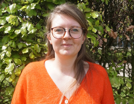 Evelien Vandenberghen - is onze communicatieve duizendpoot, leukt de socials op en bokst een aantrekkelijk programma met workshops en infomomenten voor ouders in elkaar.