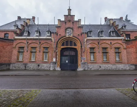 Gevangenisproject - Huis van het Kind ondersteunt sinds 2026 de kinderbezoeken die georganiseerd worden in de gevangenis van Turnhout. Het doel is om de vrijwilligers te ondersteunen bij het organiseren van een kwalitatief aanbod dat vaders in detentie in verbinding brengt met hun kind(eren).